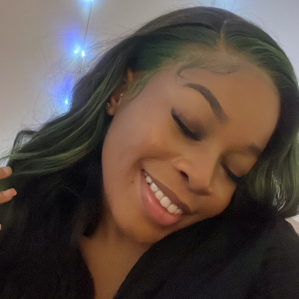 Black wig with green skunk stripe 💚🖤